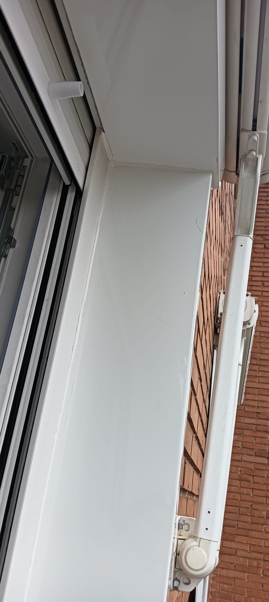 VENTANAS VIVIENDA CON EMBOCADURA DE CHAPA POR LA PARTE EXTERIOR